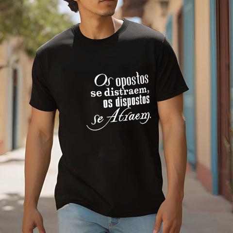 Camiseta "Os opostos se distraem, os dispostos se atraem"