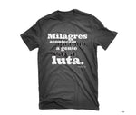 Camiseta "Milagres acontecem quando a gente vai a luta" - Lojinha O Teatro Mágico